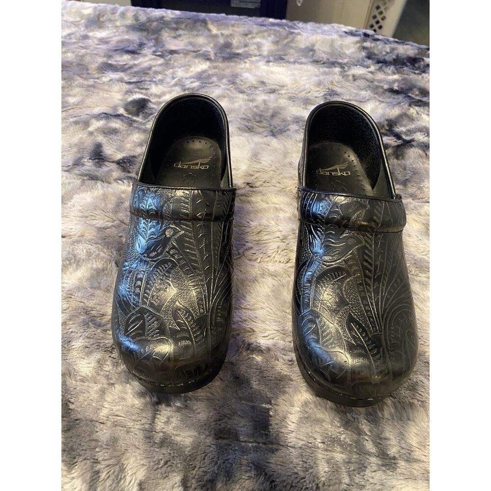 Dansko Black Leather Tooled Embossed Stapled Professional Clogs Women’s Size 39